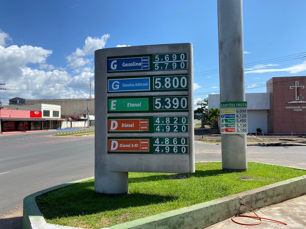 No posto localizado na avenida Ville Roy, a gasolina está sendo vendida a R$ 5,69 — Foto: Caíque Rodrigues/G1 RR