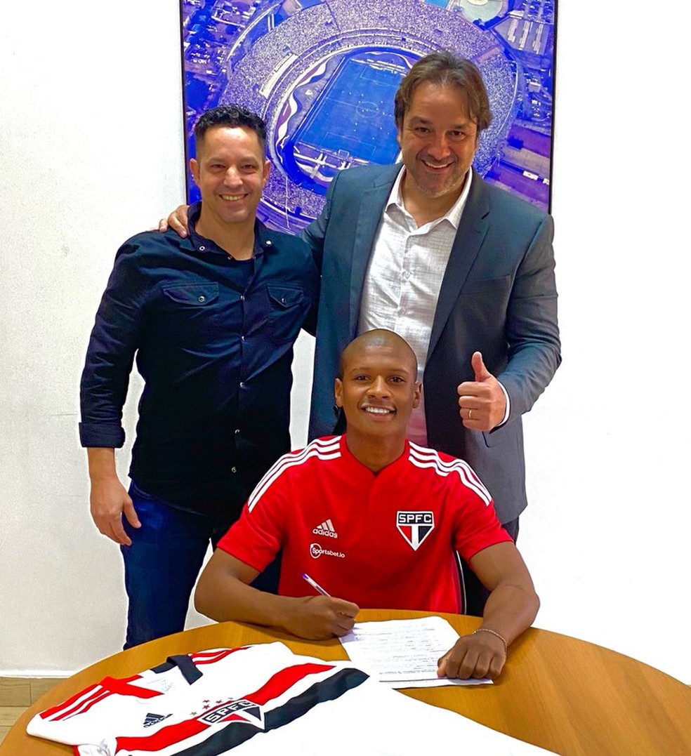 Léo SIlva renova contrato com o São Paulo — Foto: Reprodução
