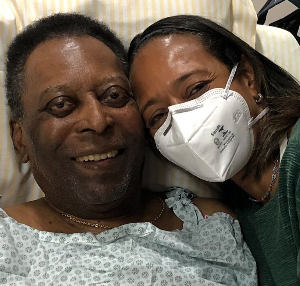 Filha de Pelé publicou foto com o pai durante internação — Foto: Reprodução/Instagram