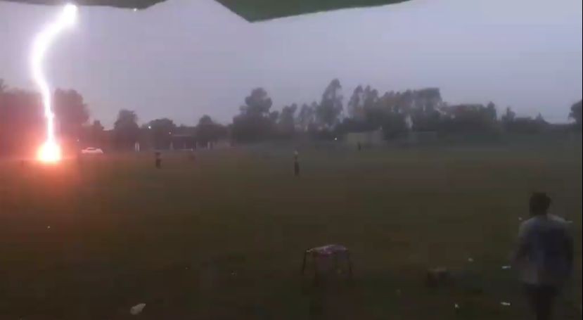 Raio atinge campo de futebol durante partida e assusta moradores; veja vídeo