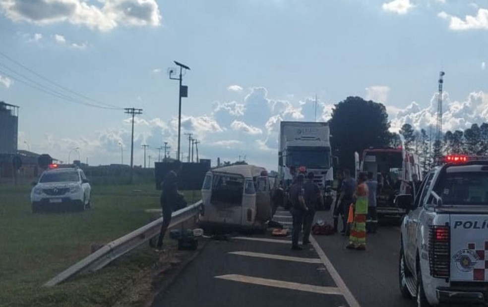 Nove pessoas ficaram feridas em um acidente entre um utilitário e um caminhão — Foto: Guarda Civil de Itápolis/Divulgação
