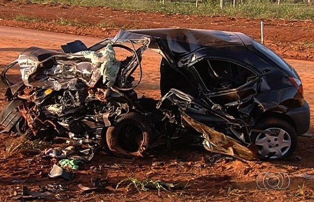 Carro fica destruído em acidente na GO-070, em Goiás (Foto: Reprodução/ TV Anhanguera)