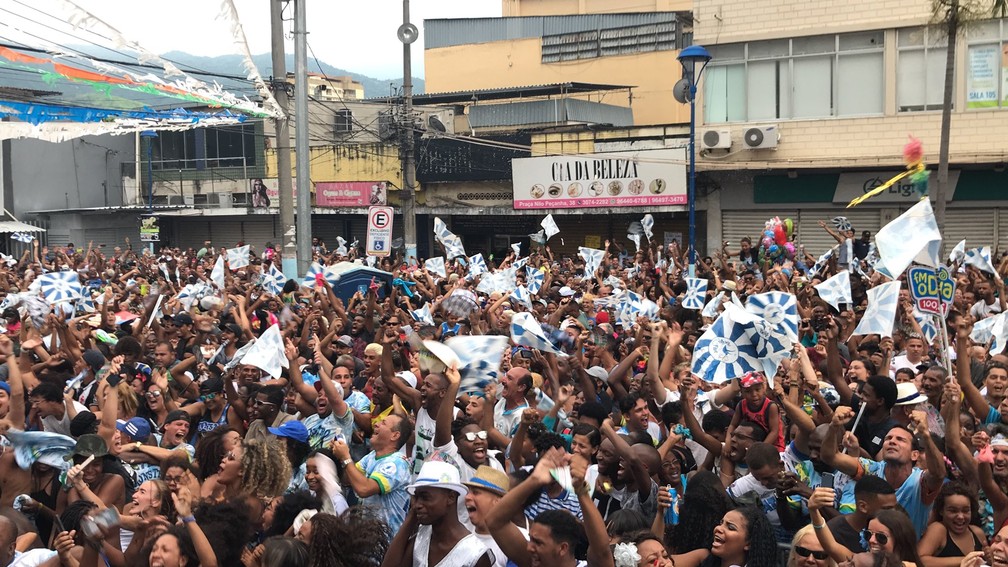 Mais de 2 mil pessoas explodiram de emoção em frente à quadra da Beija-Flor, em Nilópolis (Foto: Henrique Coelho/G1)