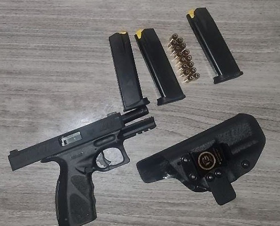 Arma apreendida com suspeito de atirar na esposa grávida, em Itapuã — Foto: Divulgação/Polícia Militar