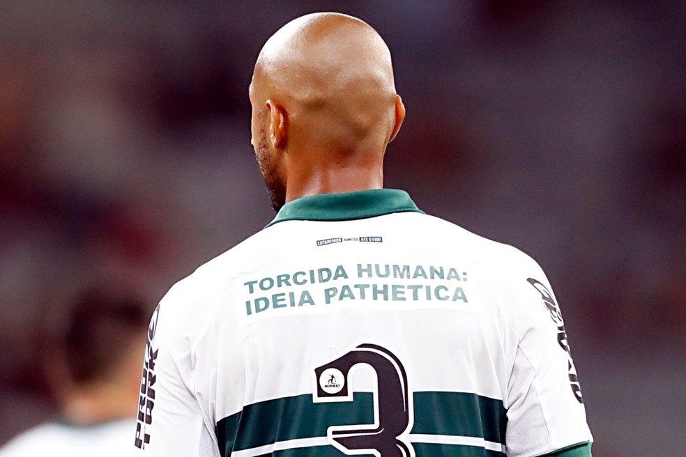 Camisa do Coritiba critica postura do Athletico com torcida Ãºnica â€” Foto: Albari Rosa/Gazeta do Povo