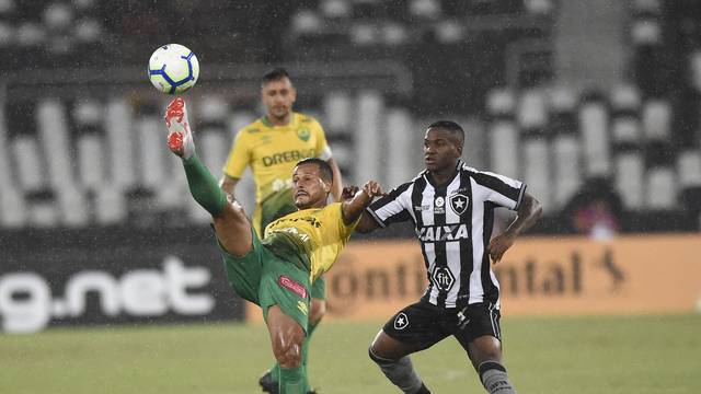 Lance do confronto entre Botafogo e Cuiabá