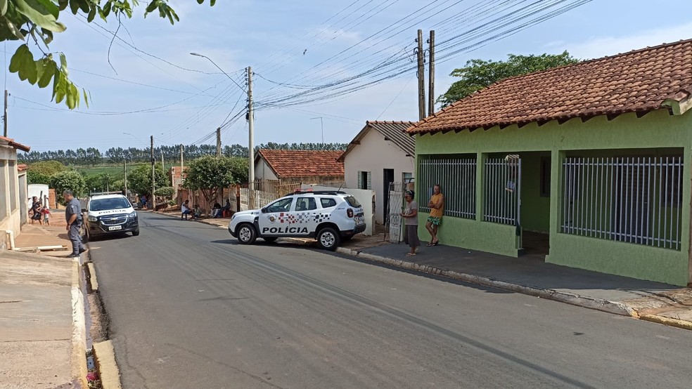 Viaturas policiais no local do crime em Queiroz — Foto: Joãozinho/Tupacity