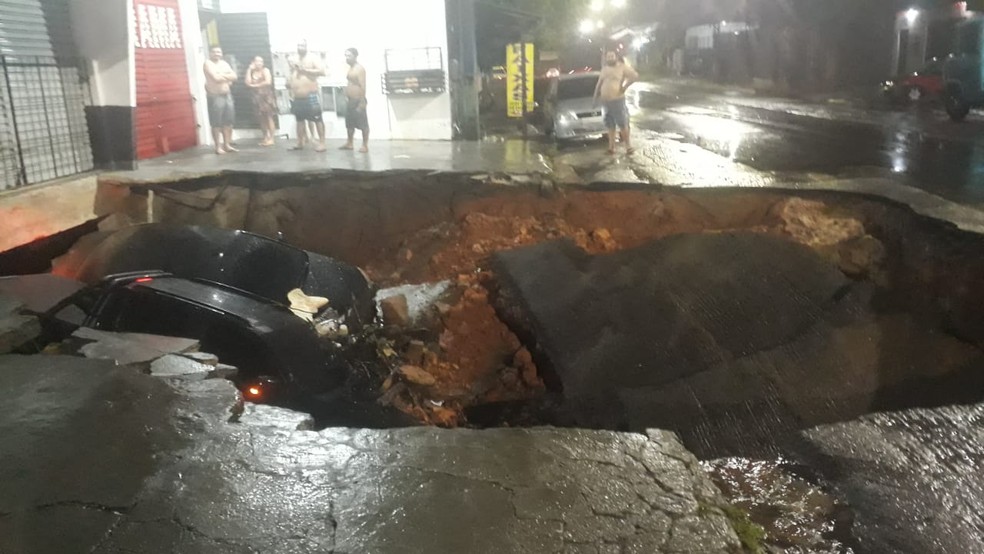 A cratera se abriu durante uma chuva em Manaus. — Foto: Reprodução