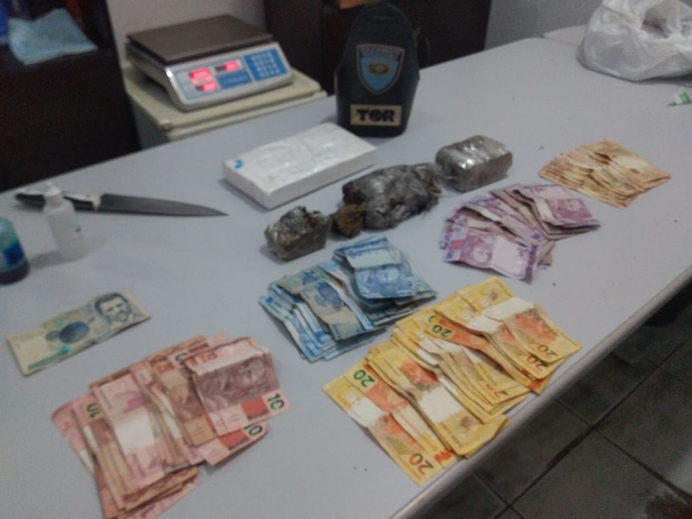 Homem é preso com mais de R$ 1,8 mil e cerca de 2 kg de drogas durante fuga em Guarujá, SP — Foto: Divulgação/Polícia Militar
