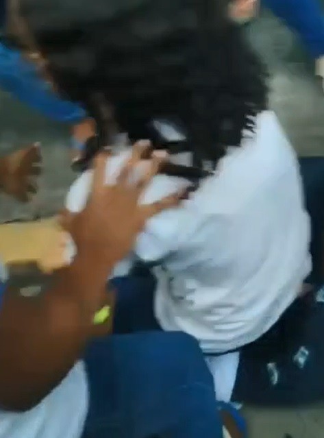 VÍDEO: aluna é agredida por colega com tapas e puxões de cabelo na saída de escola estadual no Recife