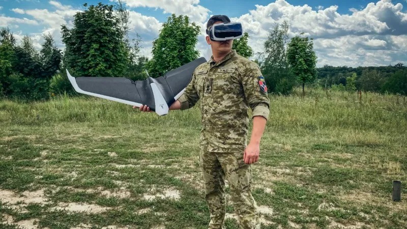 Soldado ucraniano com óculos de realidade virtual se prepara para lançar um drone 'Parrot' (Foto: Getty Images via BBC News)