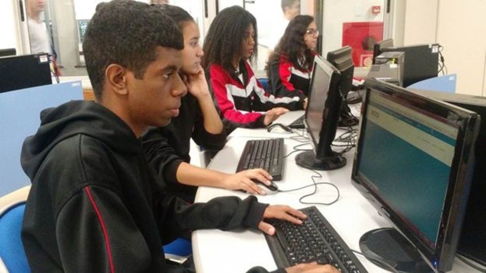 Alunos do Centro Educacional Sesi 415; boa rede de internet é essencial para utilização de tecnologias de IA. (Foto: Divulgação/BBC Brasil)