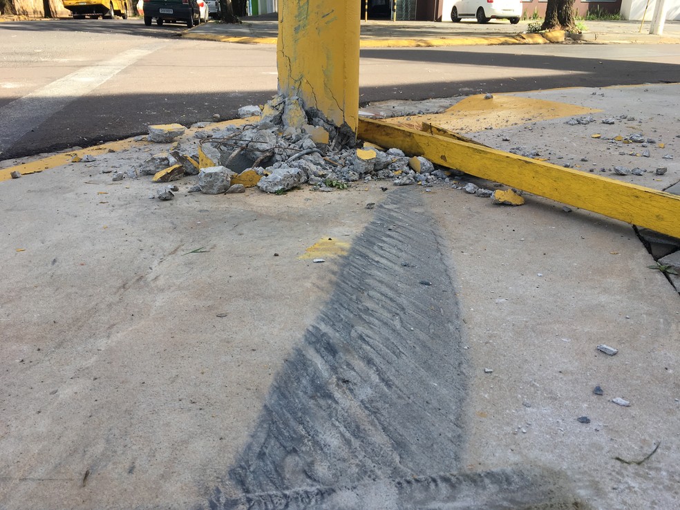 Carro bateu em uma placa de sinalização e poste, em Presidente Prudente (Foto: Wellington Roberto/G1)