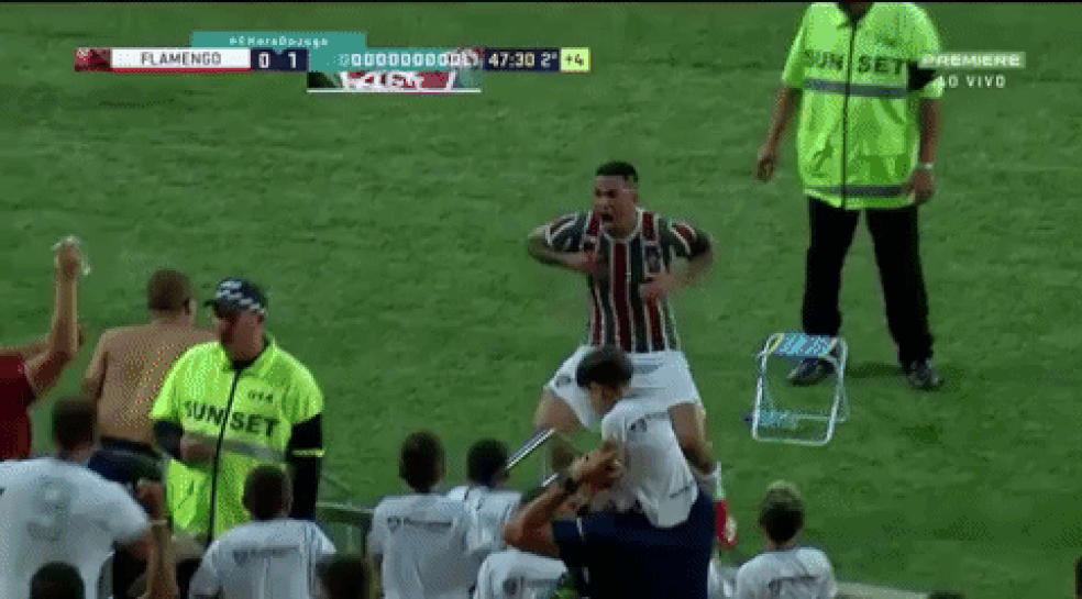 Luciano explica "cojones" à la Loco Abreu em comemoração ...