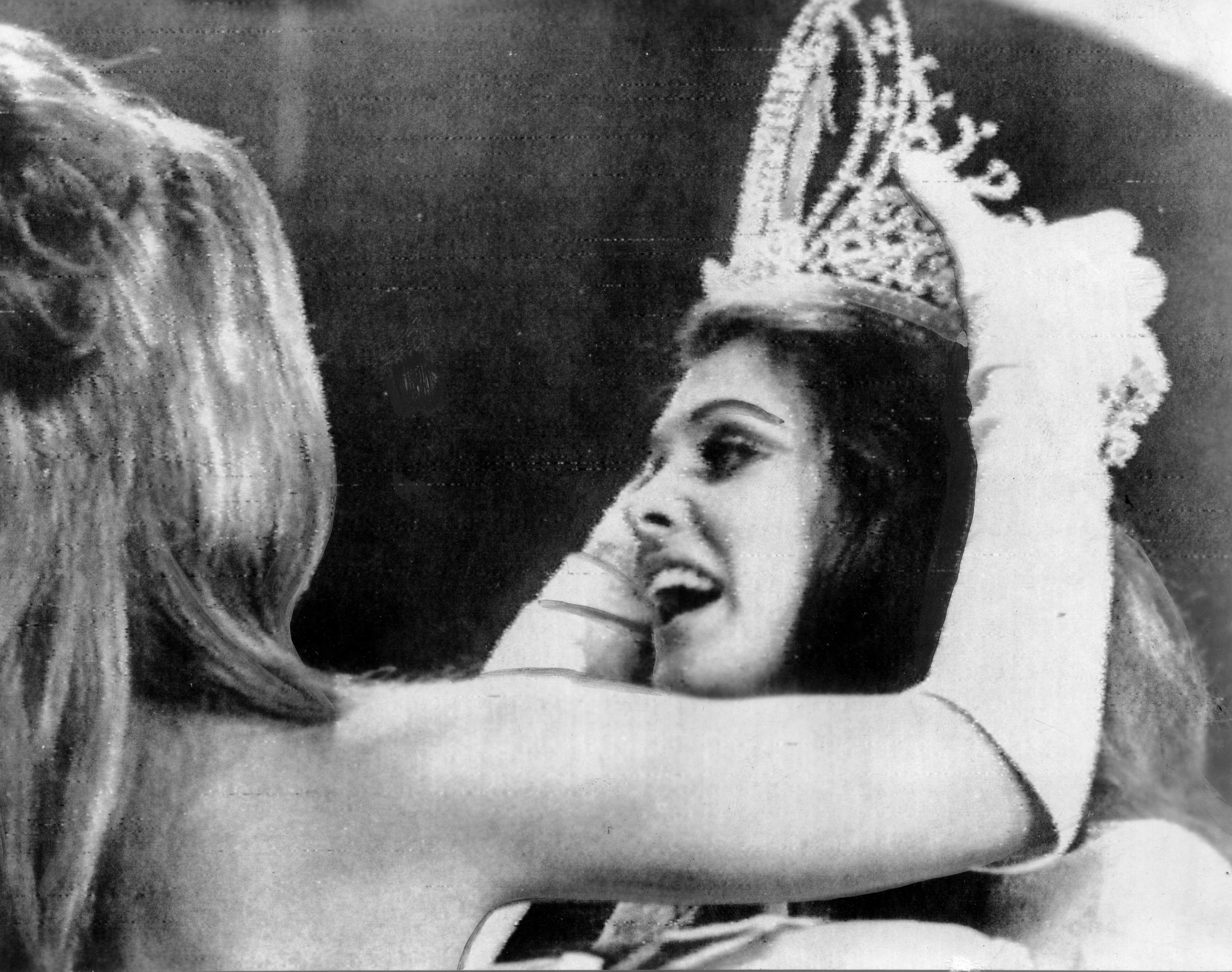 Martha Vasconcellos recebe coroa de Miss Universo, em Miami