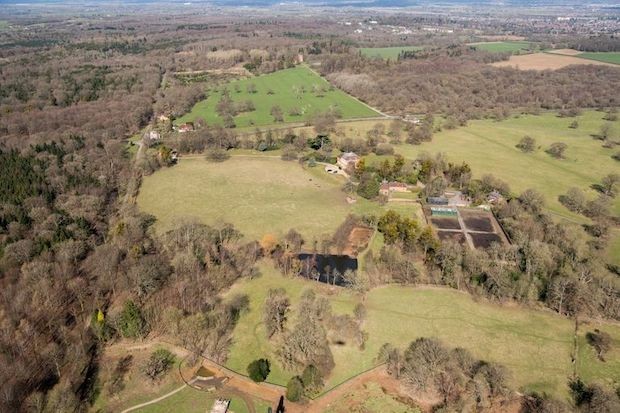 Vista aérea mostra a casa, que fica no jardim real de 270 hectares que envolve o castelo de Windsor (Foto: The Sun / Reprodução)