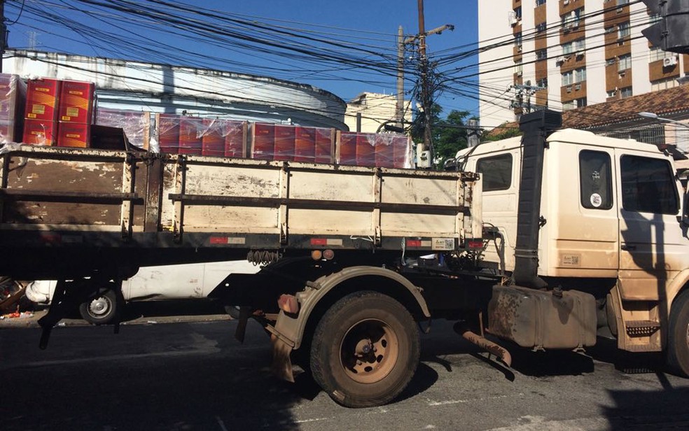Caminhão transportava óleo de cozinha (Foto: Alba Valéria Mendonça / G1)
