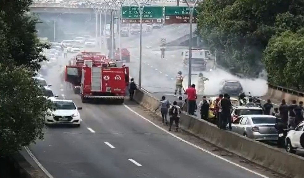 Bombeiros combatem incêndio em carro no Elevado Paulo de Frontin nesta quarta (22) — Foto: Reprodução/Twitter/COR