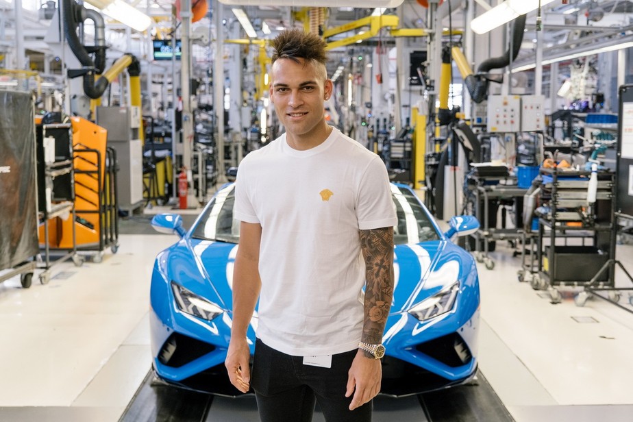 Lautaro Martínez, atacante da Inter de Milão, visita fábrica da Lamborghini