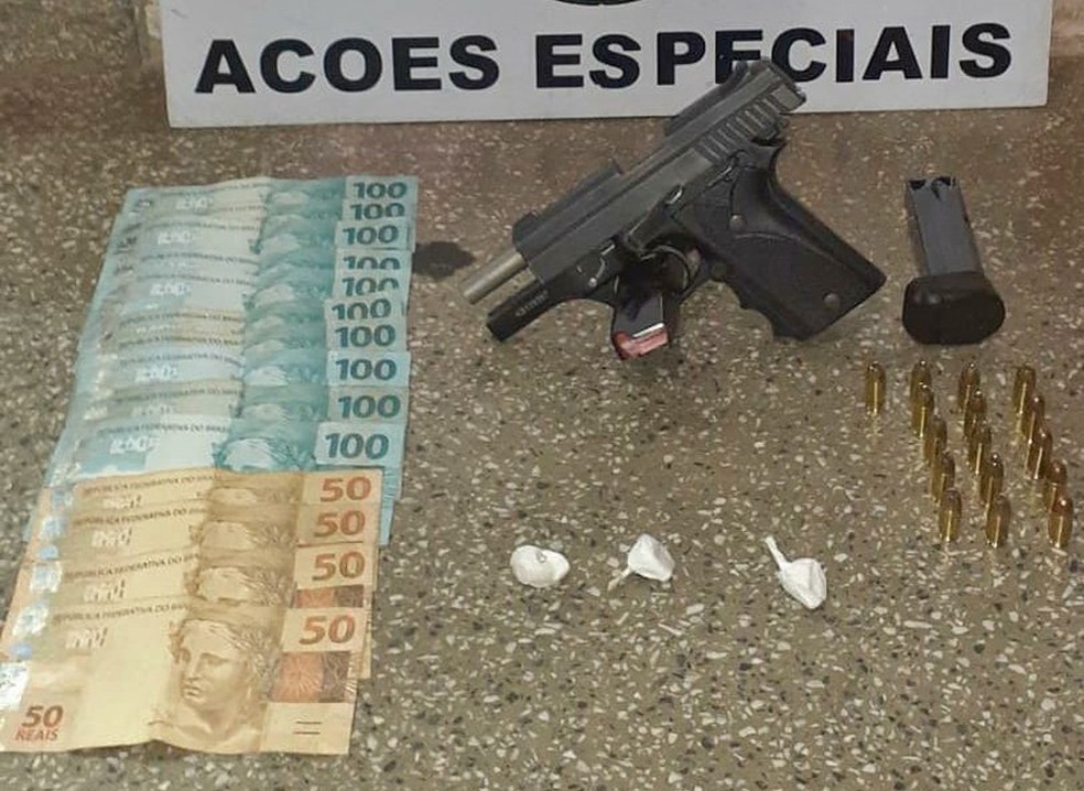 Pistola, muni&ccedil;&otilde;es e coca&iacute;na foram apreendidas &mdash; Foto: Pol&iacute;cia Militar