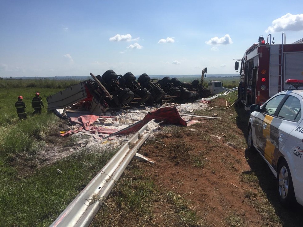 Caminhão tombou no canteiro que fica às margens da rodovia, pista não precisou ser interditada  — Foto: Alisson Negrini/ TV TEM 