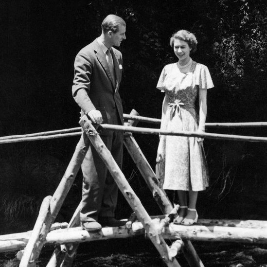 BBC O príncipe Philip estava com a Princesa Elizabeth no Hotel Treetops, no Quênia, em fevereiro de 1952, quando ela descobriu que seu pai havia morrido e ela se tornaria rainha. Essa foto foi tirada alguns dias antes de o casal receber a notícia (Foto: Getty Images via BBC)