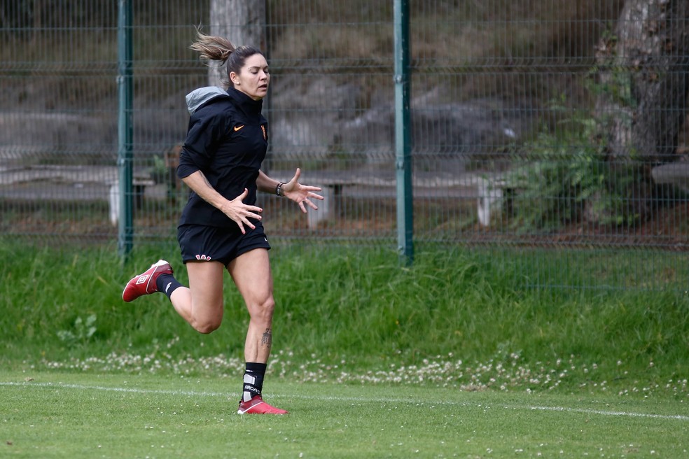 Gabi Zanotti usa meditação para superar dores e ajudar Corinthians