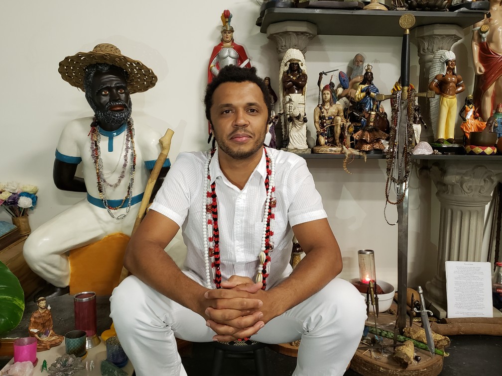 O sacerdote de umbanda David Dias posa no Colégio Pena Branca — Foto: Bárbara Muniz Vieira/G1
