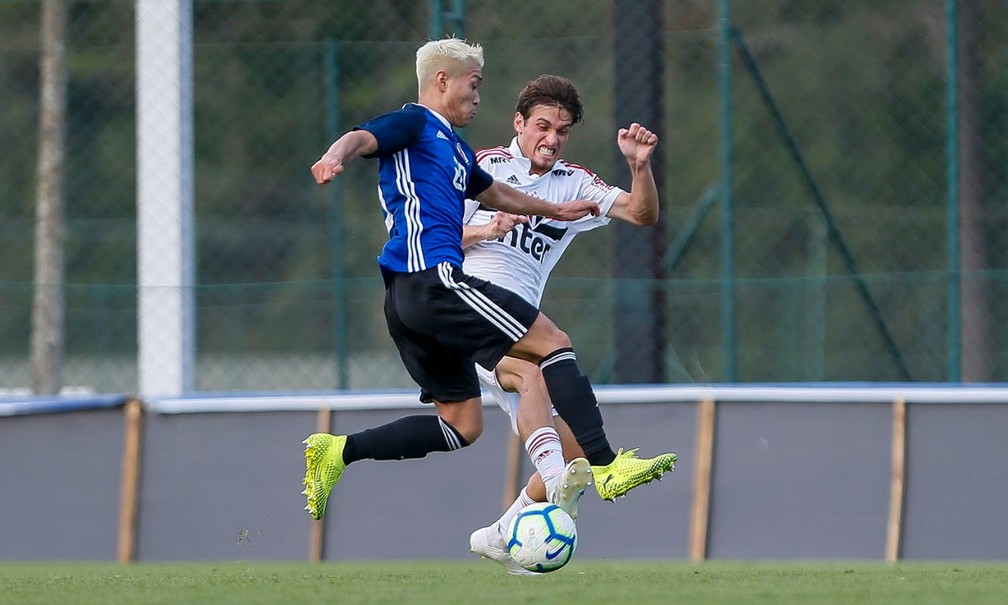 João Pedro, volante do sub-19 do São Paulo — Foto: Miguel Schincariol/saopaulofc.net