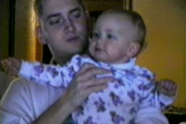 Eminem e Hailie Scott quando ainda era um bebê (Foto: Reprodução Youtube)