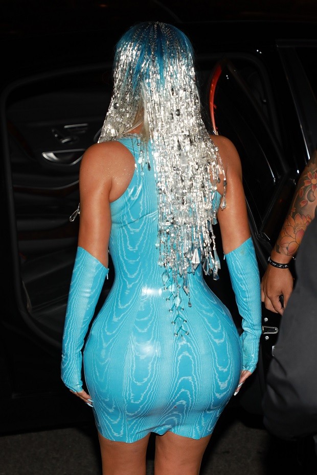 Kim Kardashian Troca De Look E Impressiona Por Decote Ousado Em After Party Do Baile Do Met