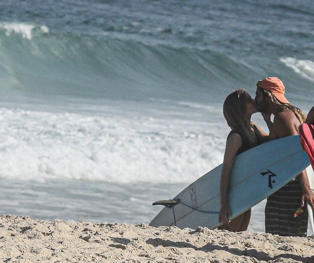 Isabella Santoni e Caio Vaz surfam em praia do Rio (Foto: AgNews)