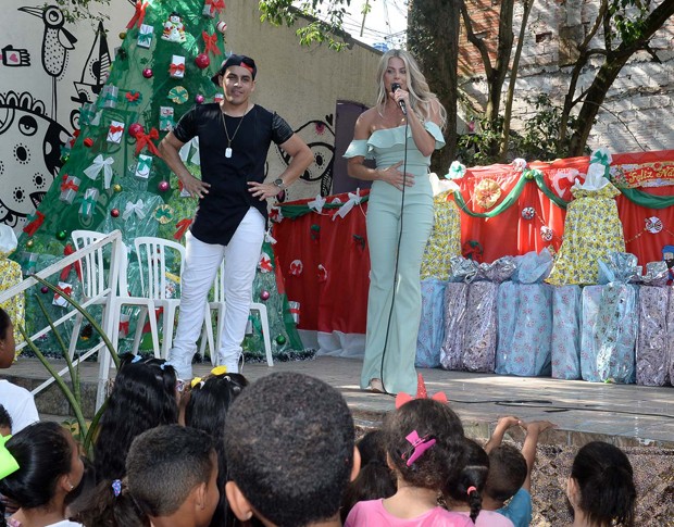 Karina Bacchi e Amauri Nunes participam de festa de Natal de ONG (Foto: Francisco Cepeda / AgNews )