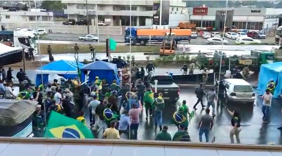 Grupo agride policiais em bloqueio ilegal na BR-470 em Rio do Sul — Foto: Reprodução
