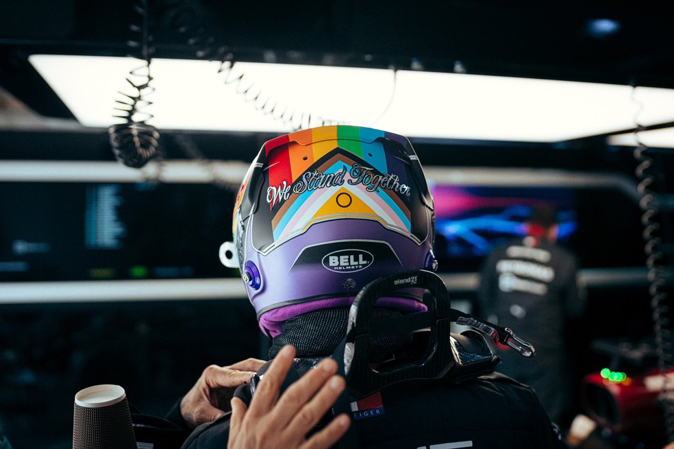 Lewis Hamilton correrá no GP do Catar da F1 com capacete que traz bandeiras LGBTQIA+ e do movimento negro — Foto: Mercedes AMG F1