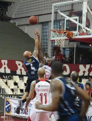 Fla dá susto no fim, mas bate São José e fica perto da 3ª vaga nos playoffs