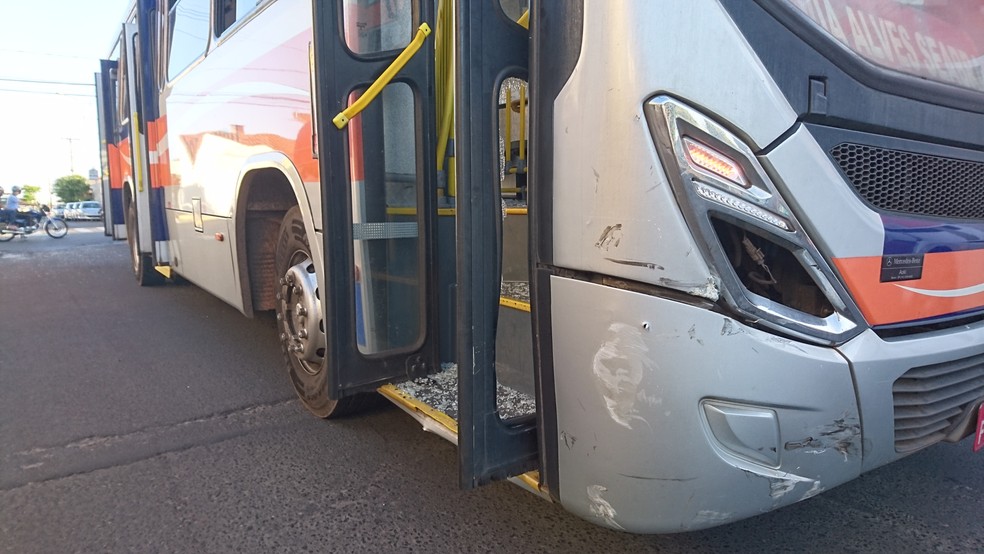 Porta do  ônibus ficou danificada após o acidente  (Foto: Alan Schneider / TV TEM )