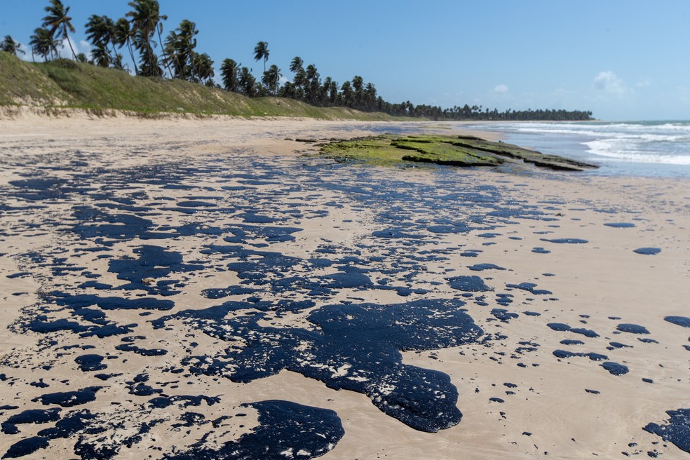 10 de outubro - Manchas de óleo na praia de Lagoa do Pau, no município de Coruripe, em Alagoas — Foto: Carlos Ezequiel Vannoni/Agência Pixel/Estadão Conteúdo