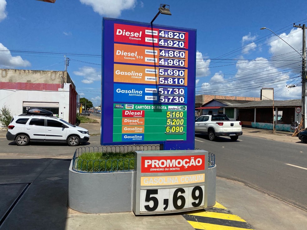 Em um posto localziado na avenida Ataíde Teive, no Caimbé, o preço é anunciado como promoção — Foto: Caíque Rodrigues/G1 RR