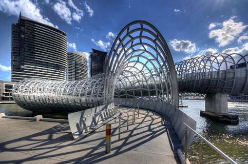 Webb Bridge, em Melbourne, na Austrália. Projeto de Denton Corker Marshall e Robert Owen
