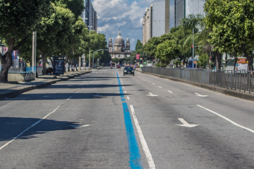 RIO DE JANEIRO - Ruas e Avenidas do centro do Rio de Janeiro totalmente vazias na quinta-feira (26) — Foto: Ellan Lustosa / Código19 / Estadão Conteúdo
