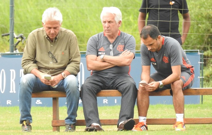 Godinho, Plínio Serpa Pinto e Rodrigo Caetano acompanham o treino (Foto: Fred Gomes/GloboEsporte.com)