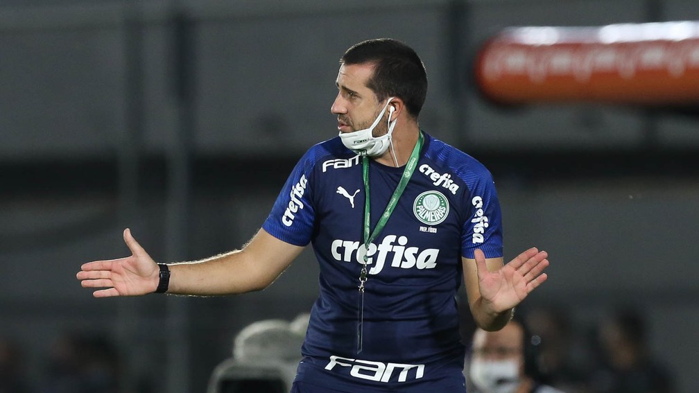 Auxiliar de Abel critica arbitragem, vê jogo ruim do Palmeiras, mas valoriza empate fora de casa