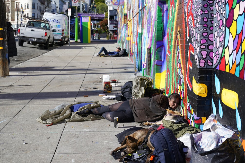 A norte-americana Victoria Solomon, moradora de rua, descansa com seu cachorro e seus pertences, em 13 de dezembro de 2022. — Foto: Godofredo A. Vásquez/ AP 