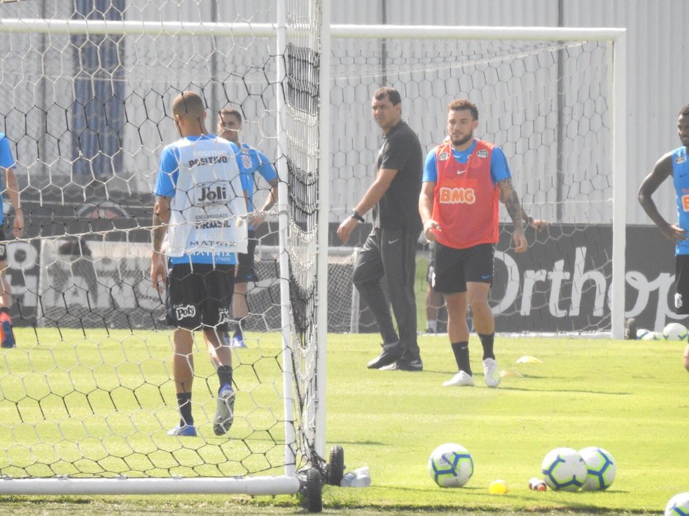 Fábio Carille e jogadores reservas do Corinthians durante treino desta terça-feira — Foto: Marcelo Braga
