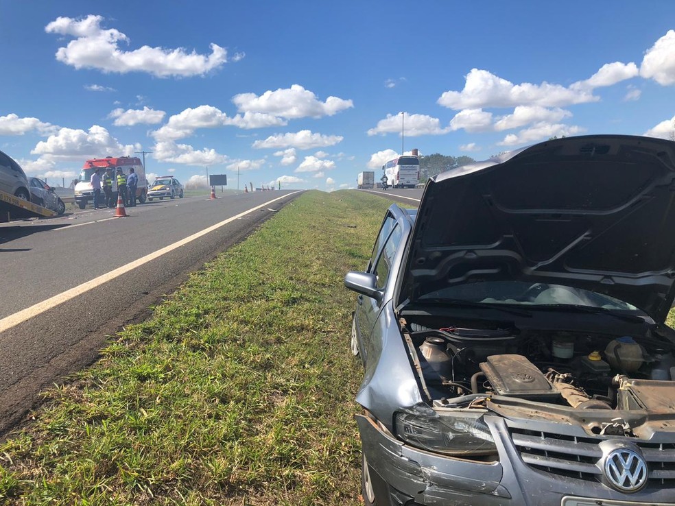 Um dos carros envolvidos acabou ficando no canteiro central do rodovia — Foto: Giuliano Tamura/TV TEM