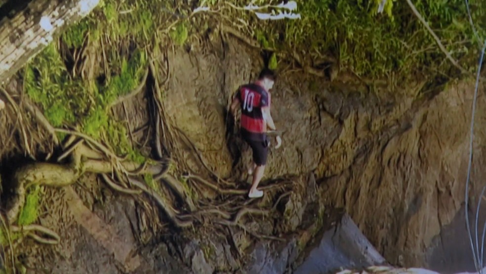 Felipe foi registrado andando às margens da cachoeira pouco antes de entrar na água e desaparecer — Foto: Reprodução/TV Gazeta