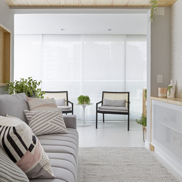 Branco e madeira predominam em apê de 75 m²  (Foto: FOTOS JULIA RIBEIRO )