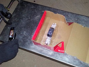 Artefato deixado pelos bandidos numa caixa foi detonado pelos policiais do BOPE (Foto: Sérgio Costa)