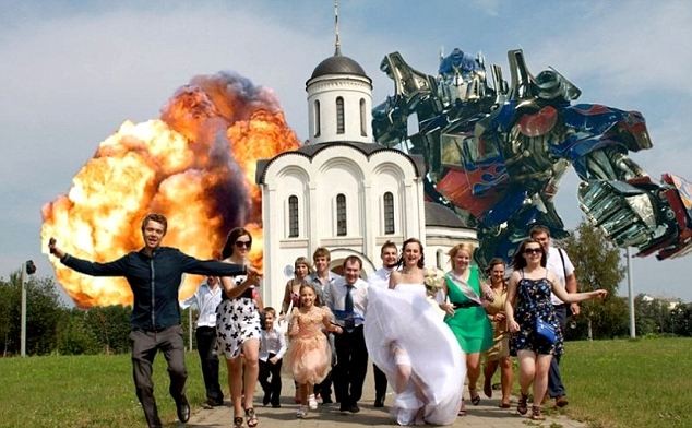 Robô gigante destrói igreja de casamento (Foto:  )